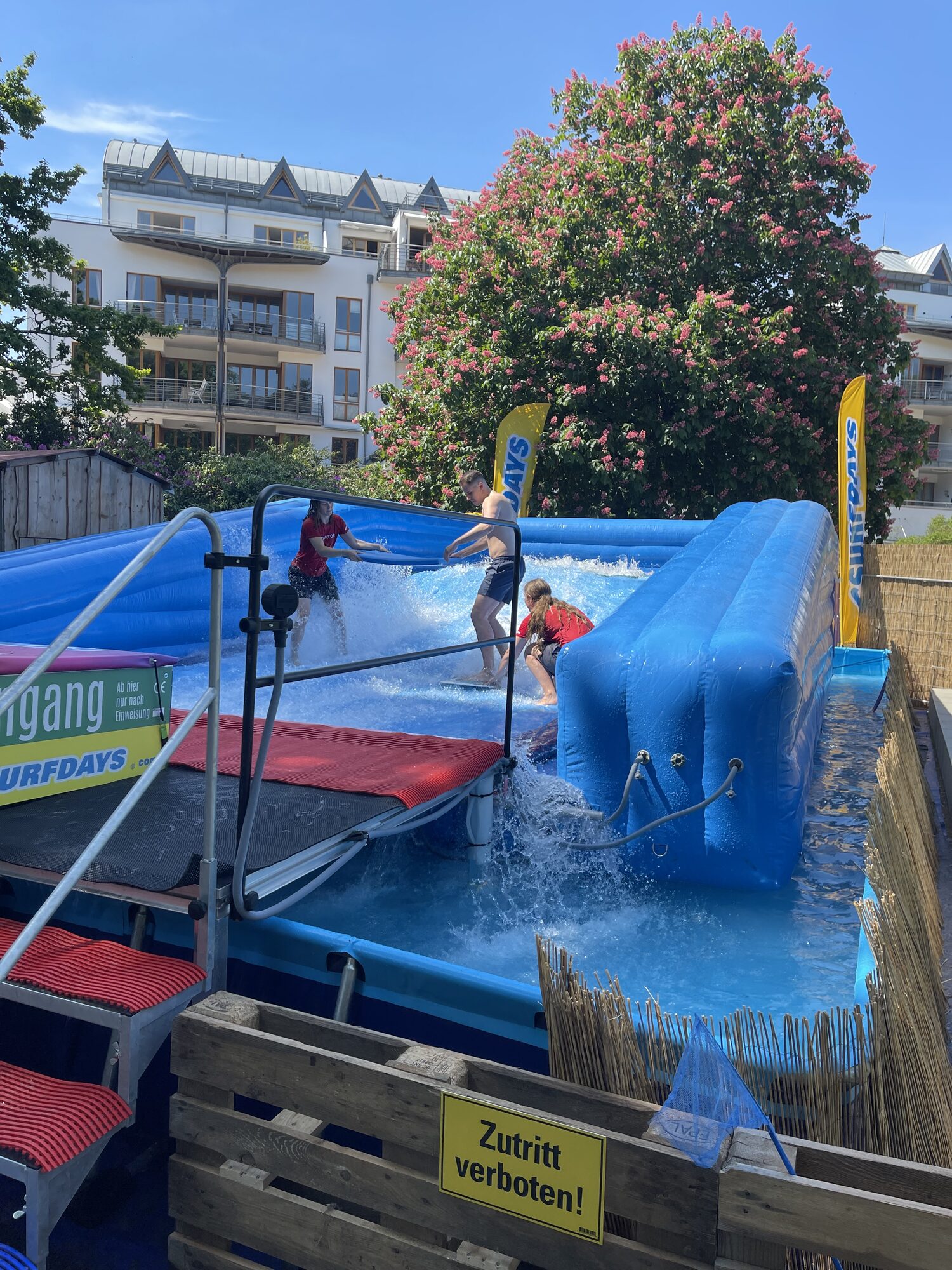 Stehende Surfwelle im Baltic Wave